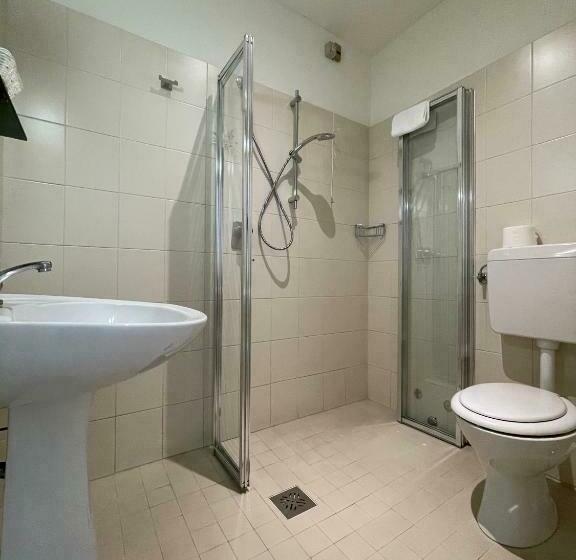 חדר אקונומי, Cristina