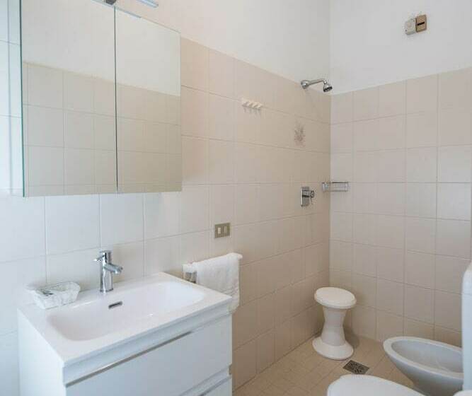 חדר אקונומי, Cristina