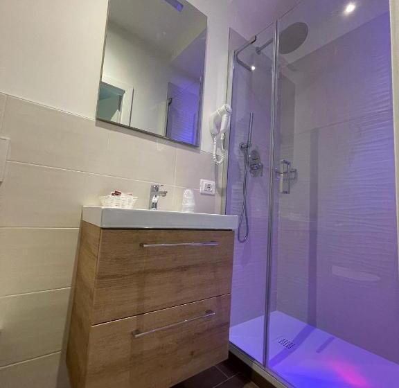 Comfort room with balcony, Cristina