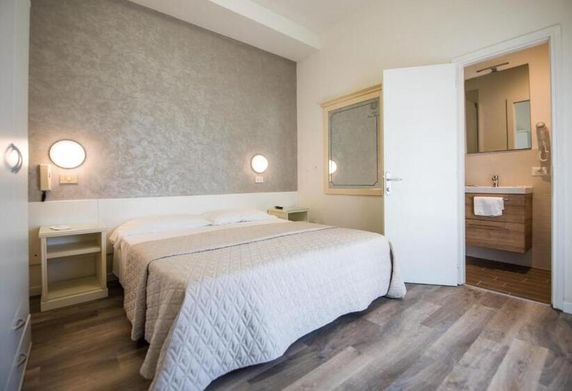 Comfort room with balcony, Cristina