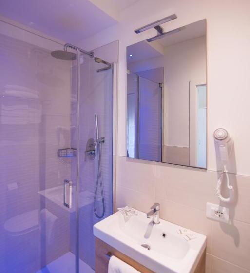 Comfort room with balcony, Cristina