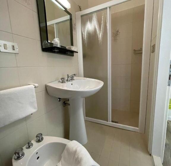 חדר אקונומי יחיד, Cristina