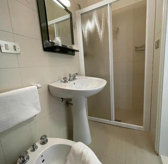 חדר אקונומי יחיד, Cristina