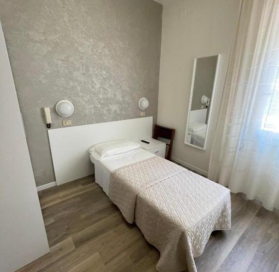 חדר אקונומי יחיד, Cristina