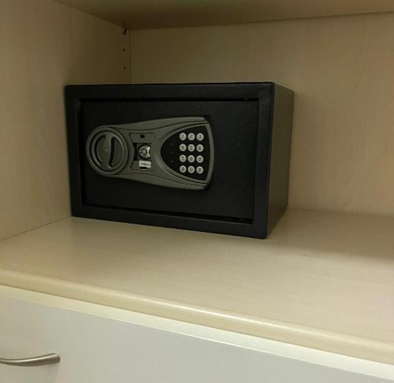 חדר קומפורט לשלושה, Cristina