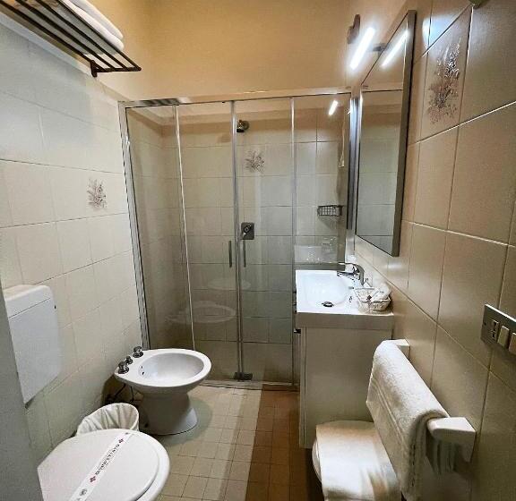 חדר קומפורט לשלושה, Cristina