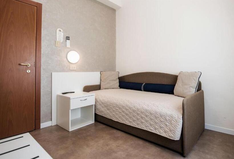 חדר משפחתי, Cristina