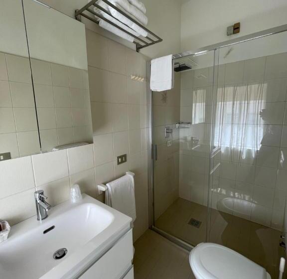 חדר משפחתי, Cristina