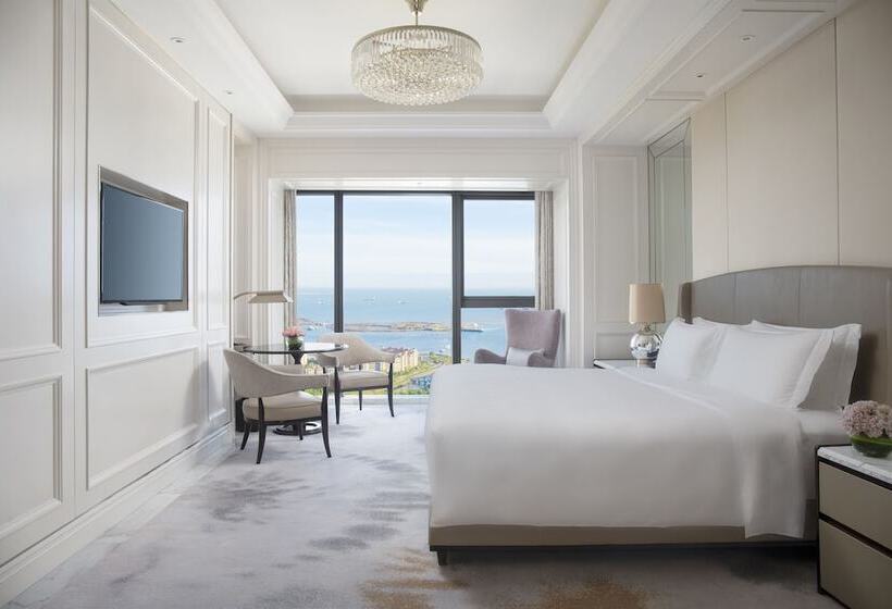 Номер Executive, The Langham Haikou