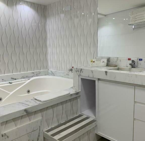 جناح عائلي, Rouxinol