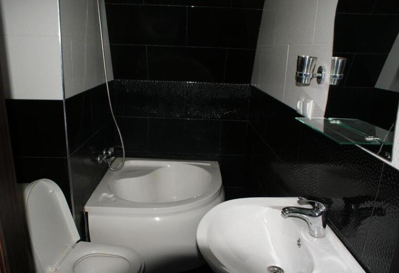 اتاق لوکس با بالکن, Vakhtanguri