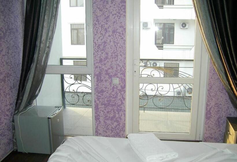 اتاق لوکس با بالکن, Vakhtanguri