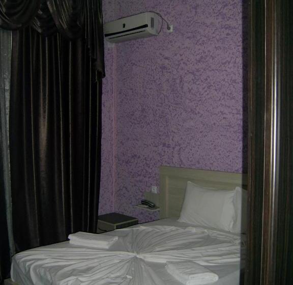 اتاق لوکس با بالکن, Vakhtanguri