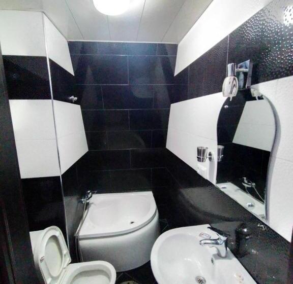 اتاق استاندارد چهارنفره با بالکن, Vakhtanguri