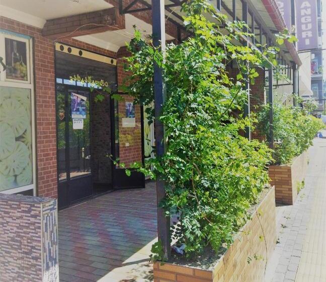 اتاق استاندارد سه نفره, Vakhtanguri