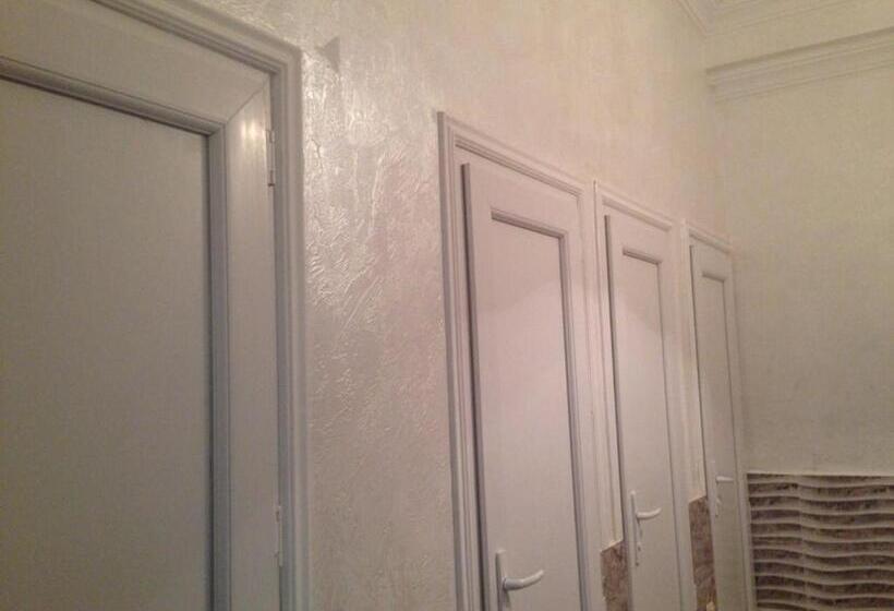 تختخواب در اتاق مشترک, Vakhtanguri