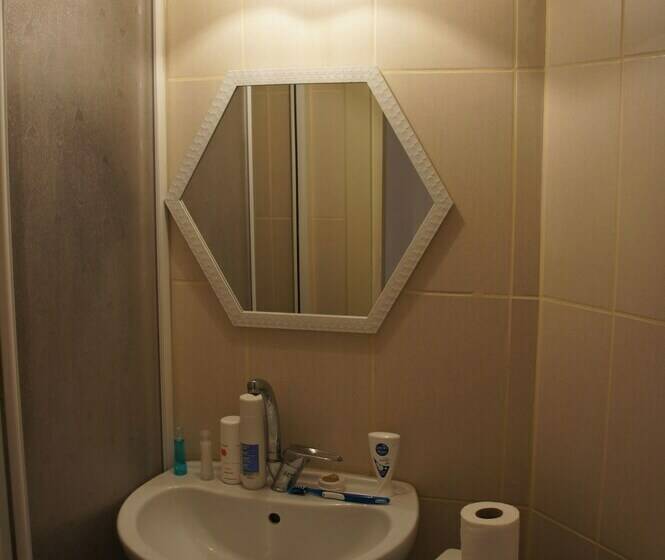 اتاق استاندارد یک نفره, Eagles Budget Homes