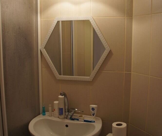 اتاق استاندارد یک نفره, Eagles Budget Homes