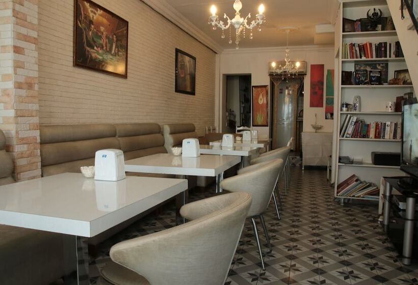 اتاق استاندارد سه نفره, Eagles Budget Homes