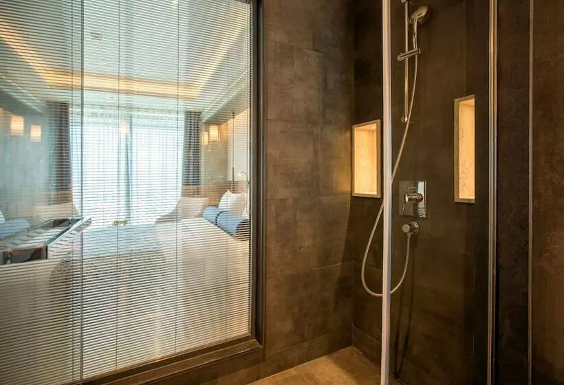 اتاق سوپریور با چشم‌انداز دریا, Golden Tulip Istanbul Bayrampasa