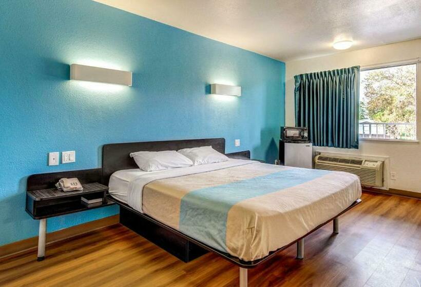 غرفة قياسية سرير كينج, Motel 6 Waco   Lacy Lakeview