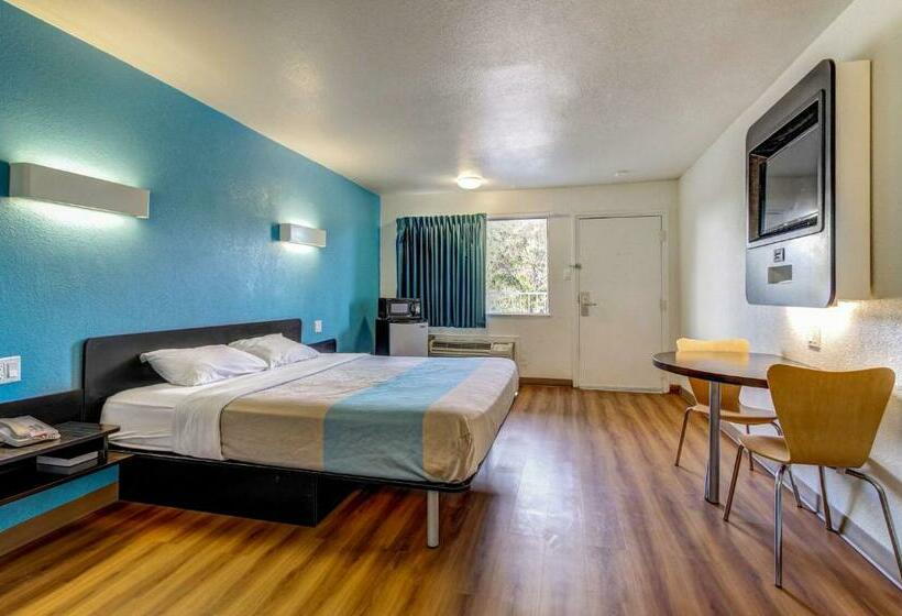 스탠다드 룸 킹사이즈 침대, Motel 6 Waco   Lacy Lakeview