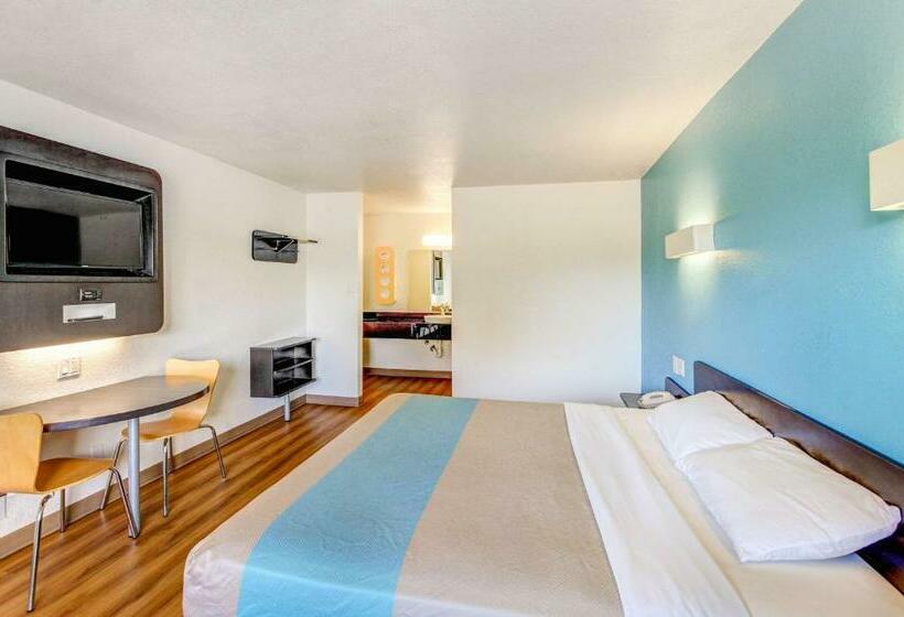 غرفة قياسية سرير كينج, Motel 6 Waco   Lacy Lakeview