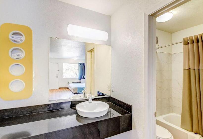 스탠다드 룸 킹사이즈 침대, Motel 6 Waco   Lacy Lakeview