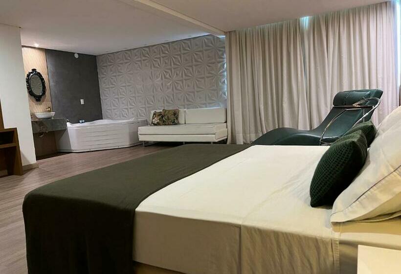 带按摩浴盆的套房, Alfa