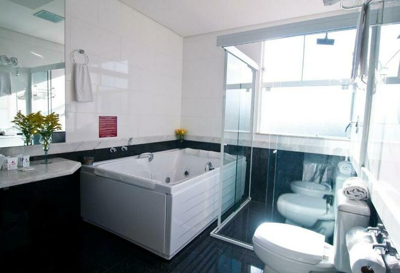 套房配有游泳池, Alfa