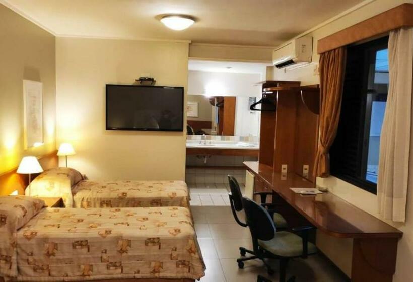 חדר סטנדרט לשלושה, Metrópolis