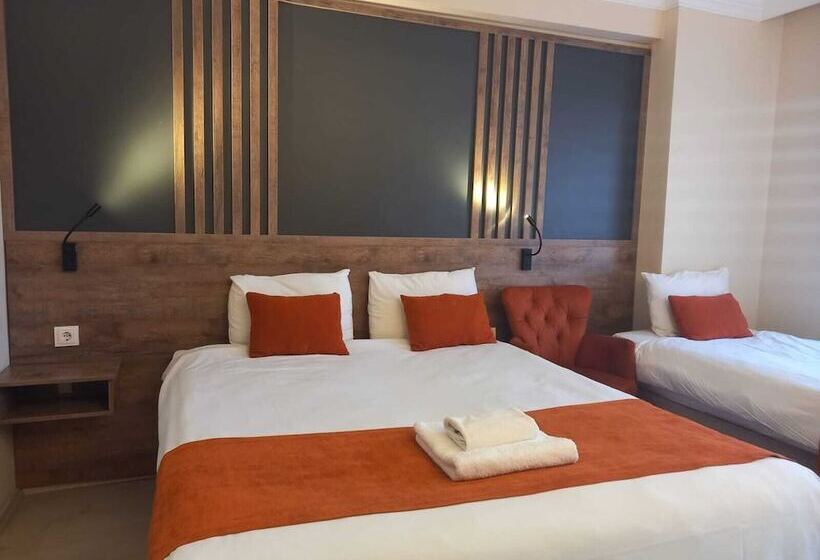 غرفة قياسية ثلاثية مزودة بشرفة, Ador Troia