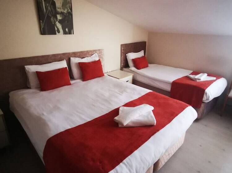 غرفة قياسية ثلاثية مزودة بتراس, Ador Troia