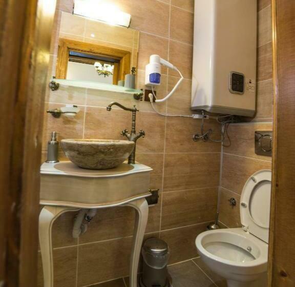 جناح ديلوكس, Aristonicus Boutique