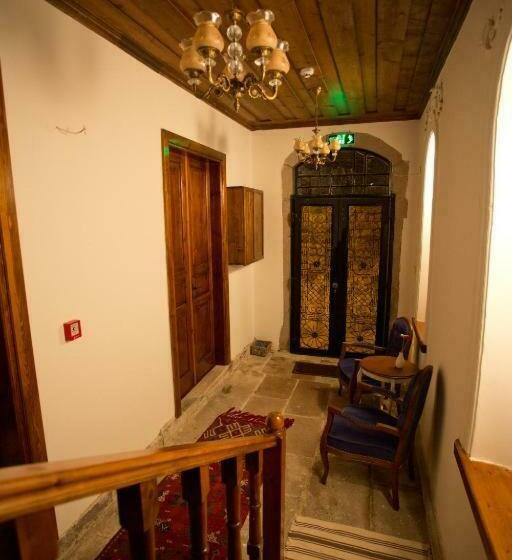 جناح ديلوكس, Aristonicus Boutique