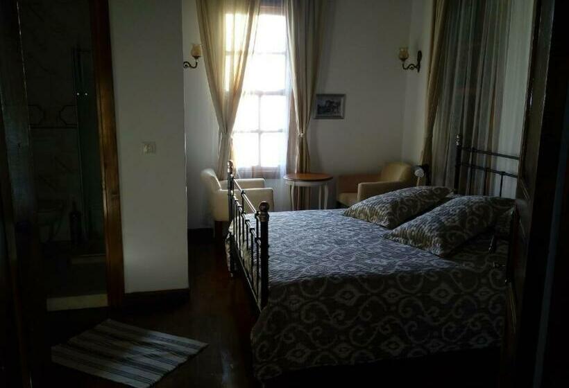 جناح ديلوكس, Aristonicus Boutique