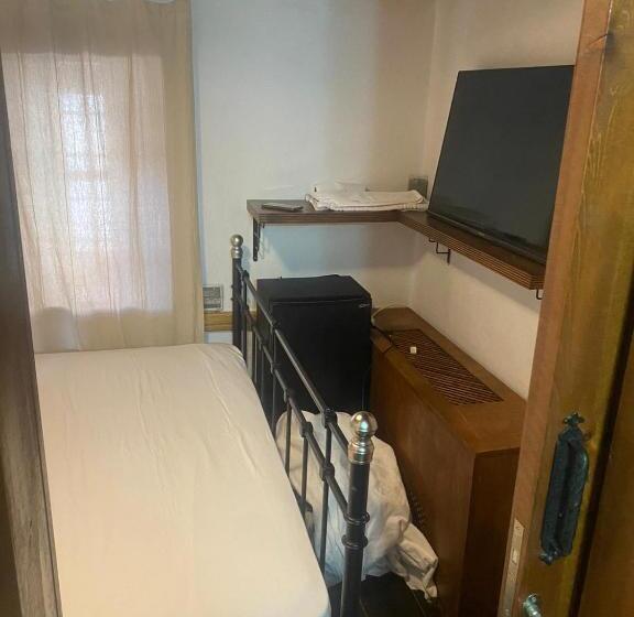 غرفة قياسية, Aristonicus Boutique