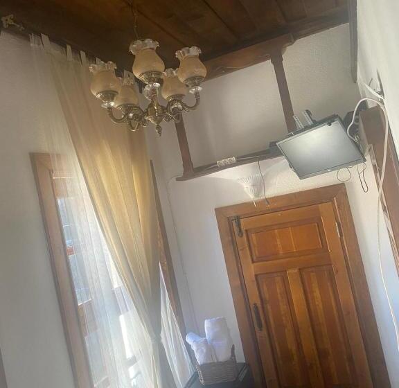 غرفة قياسية فردية, Aristonicus Boutique