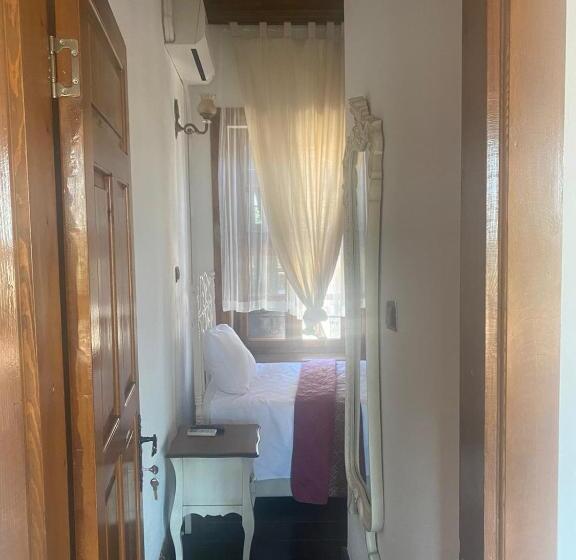 غرفة قياسية فردية, Aristonicus Boutique