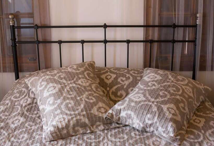 جناح ديلوكس, Aristonicus Boutique