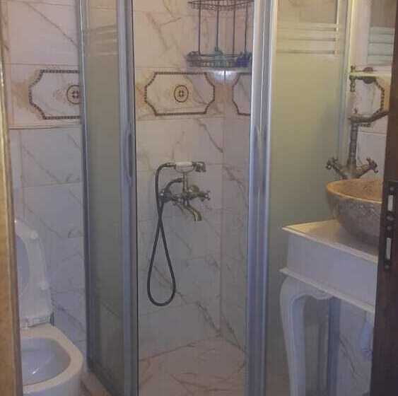 جناح ديلوكس, Aristonicus Boutique