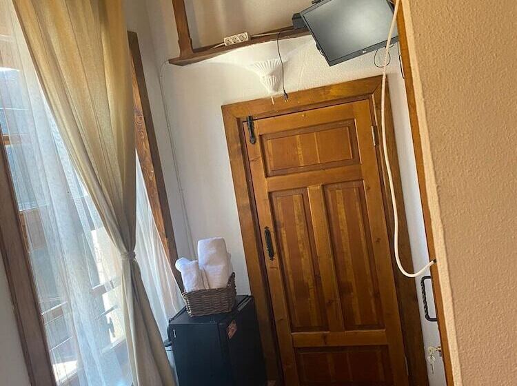 غرفة قياسية فردية, Aristonicus Boutique