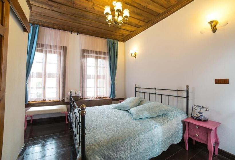 جناح ديلوكس, Aristonicus Boutique