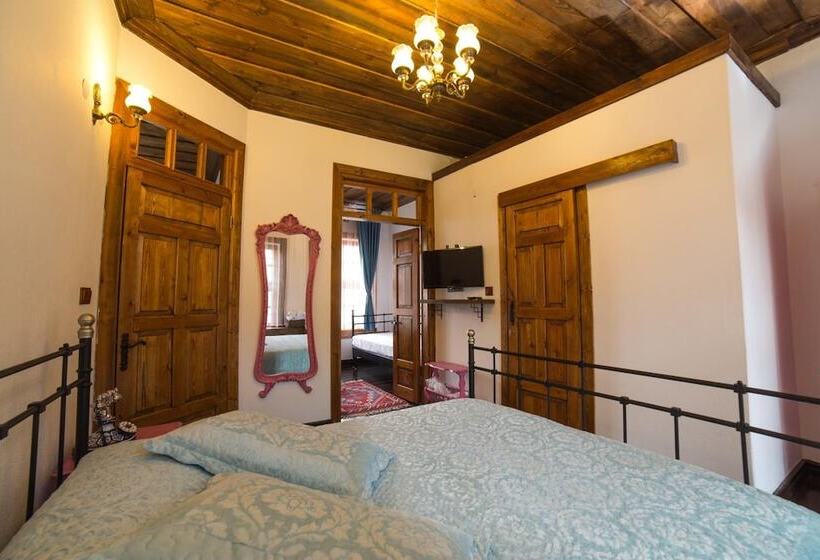 جناح ديلوكس, Aristonicus Boutique