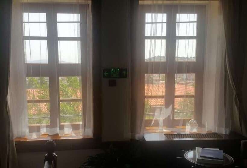 جناح ديلوكس, Aristonicus Boutique