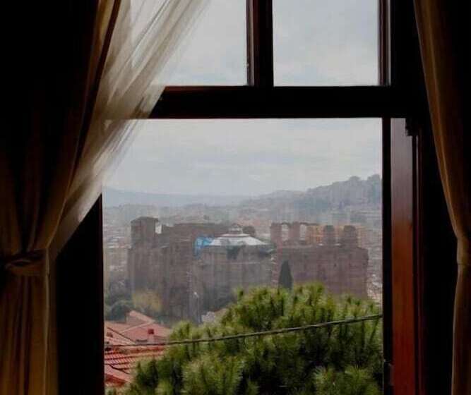 جناح ديلوكس, Aristonicus Boutique