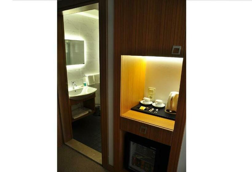 标准三人间, Ela