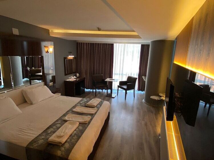 חדר דלוקס, Yucel