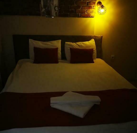 غرفة قياسية فردية, Ador Troia