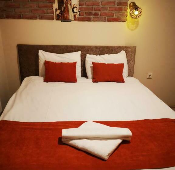 غرفة قياسية فردية, Ador Troia